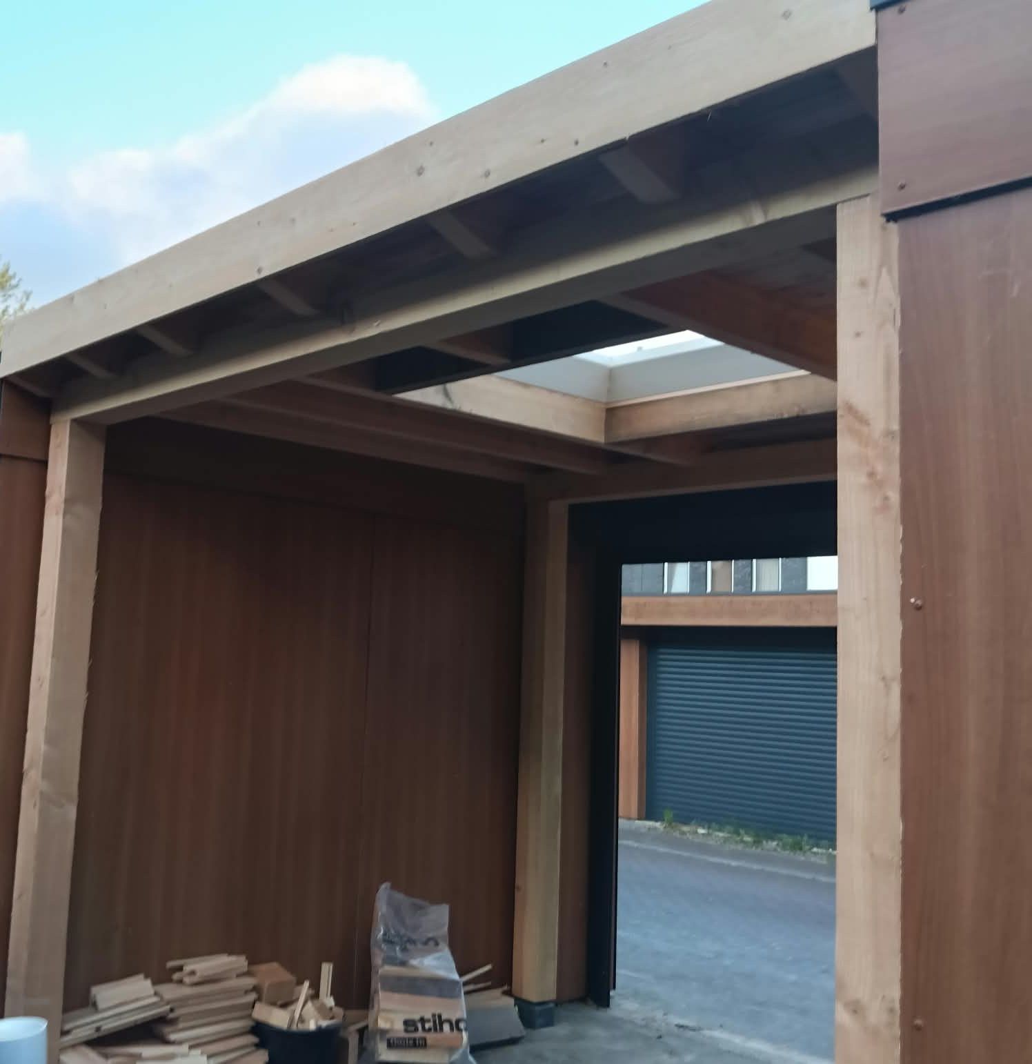 Tuinhuis met houten overkapping